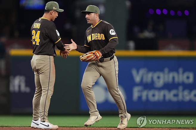 승리 후 동료와 인사 나누는 송성문(왼쪽)  [AP=연합뉴스]