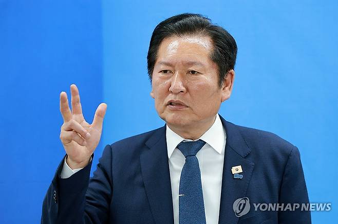 인사말하는 민주당 정청래 총괄상임선대위원장 (김제=연합뉴스) 신현우 기자 = 더불어민주당 총괄상임선대위원장인 정청래 대표가 17일 전북 김제시 민주당 박지원 전북 군산김제부안을 국회의원 보궐선거 후보 선거사무소 개소식에 참석해 인사말하고 있다. 2026.5.17 nowwego@yna.co.kr