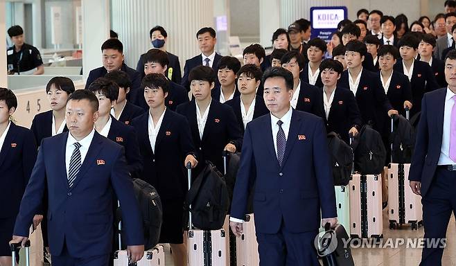 AFC 여자 챔피언스리그 4강전 위해 입국하는 내고향축구단 (영종도=연합뉴스) 서대연 기자 = 2025-2026 아시아축구연맹(AFC) 여자 챔피언스리그(AWCL) 4강전에서 수원FC 위민을 상대하는 내고향여자축구단이 17일 인천국제공항 제1여객터미널을 통해 입국하고 있다. 2026.5.17 [공동취재] dwise@yna.co.kr
