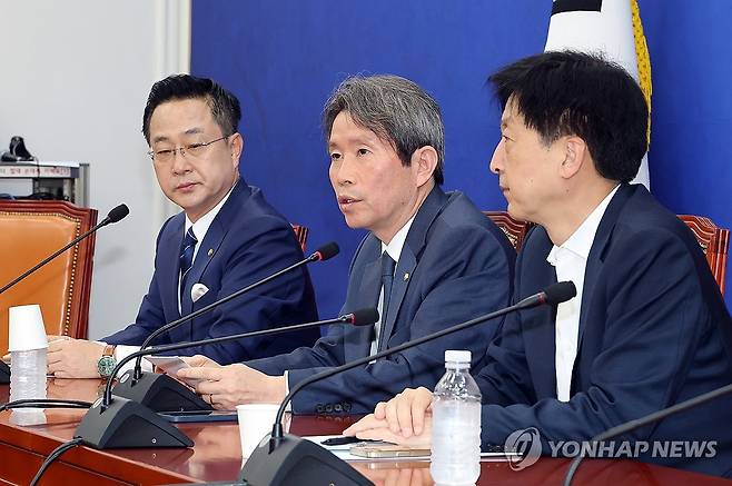 기자 간담회 하는 정원오 후보 캠프 이인영 선대위원장 (서울=연합뉴스) 배재만 기자 = 더불어민주당 정원오 서울시장 후보 캠프 이인영 상임선거대책위원장(가운데)이 17일 국회에서 서울시장 선거 관련, 기자 간담회를 열고 있다. 2026.5.17 scoop@yna.co.kr