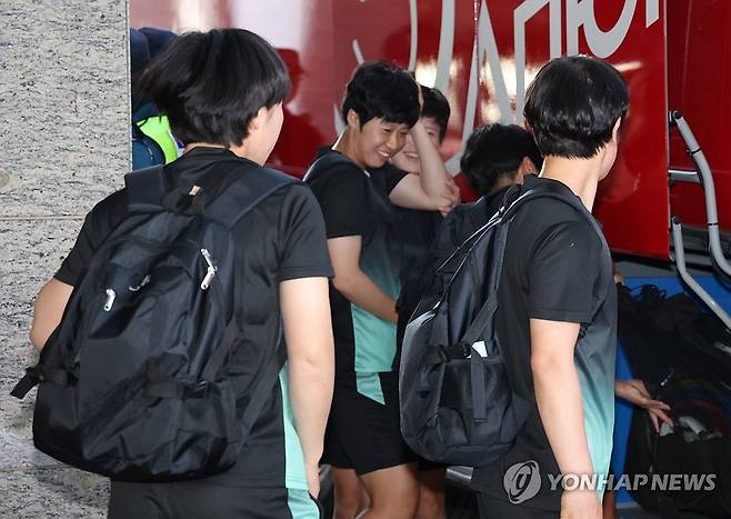 호텔 나오는 내고향여자축구단 (수원=연합뉴스) 홍기원 기자 = 아시아축구연맹(AFC) 여자 챔피언스리그(AWCL) 4강 토너먼트에 출전하는 내고향여자축구단이 17일 경기도 수원시 한 호텔에서 나오고 있다. 2026.5.17 [공동취재] xanadu@yna.co.kr