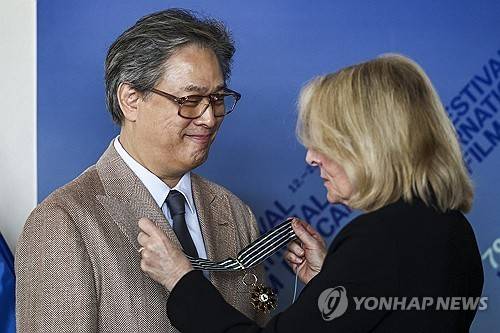 박찬욱 감독에게 훈장 수여하는 프랑스 문화 장관 [로이터 연합뉴스 자료사진. 재판매 및 DB 금지]