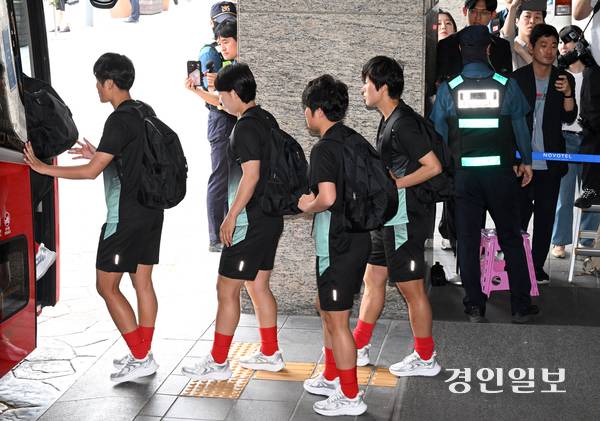 아시아축구연맹(AFC) 여자 챔피언스리그(AWCL) 4강에 출전하는 북한 여자축구팀 ‘내고향여자축구단’이 18일 훈련장으로 이동하기 위해 수원시의 한 호텔에서 나오고 있다. 2026.5.18 /최은성기자 ces7198@kyeongin.com