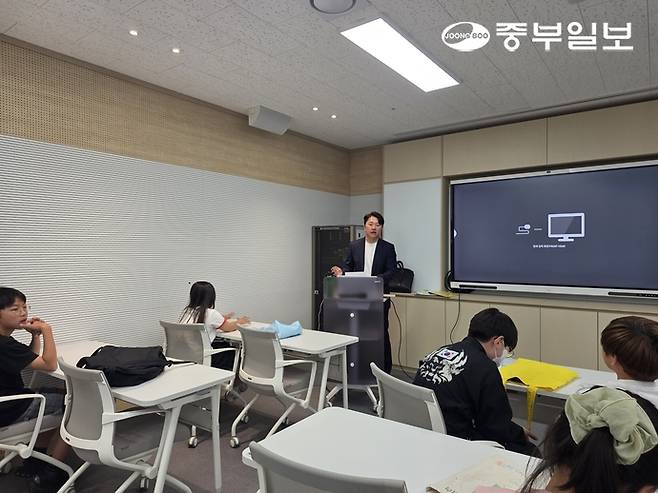 배우 안재모가 '동백, 꿈이 필 무렵' 수업에서 학생들에게 연기를 지도하고 있다. 이준도기자