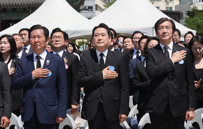 더불어민주당 정청래 대표(왼쪽부터), 국민의힘 장동혁 대표, 조국혁신당 조국 대표가 18일 광주 5·18 민주광장에서 열린 제46주년 5·18 민주화운동 기념식에서 국민의례를 하고 있다. 2026.5.18 [청와대통신사진기자단] 사진=연합뉴스.&nbsp;