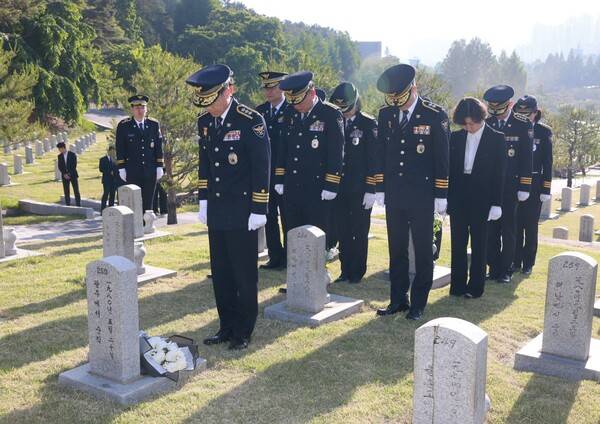 5·18 순직 경찰관들 참배하는 경찰 지휘부. 연합뉴스