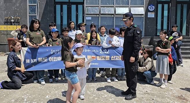 지난 15일 제3기 독도 어린이 의용수비대원들이 국토 최동단 민족의 섬 독도 땅을 밟고, 독도경비대를 찾아 위문편지를 전달하고 있다. /독도사랑운동본부 제공