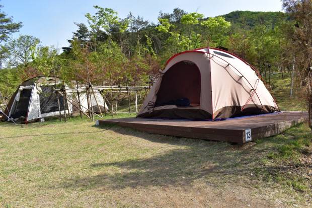 경주시 화랑마을 야영장은 자연 속 휴식과 캠핑을 동시에 즐길 수 있는 공간으로 운영되고 있다. 화랑마을 야영장 전경. 경주시 제공
