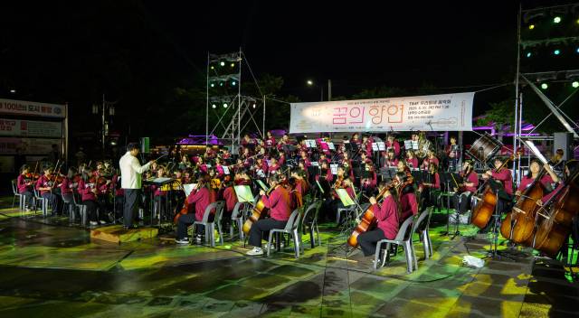21일 오후 7시 30분 통영시 미수해양관광공원 야외무대에서 ‘TIMF 우리동네 음악회’가 열린다. 사진은 지난해 죽림 내죽도수변공원에서 진행한 공연 모습. 통영국제음악재단 제공