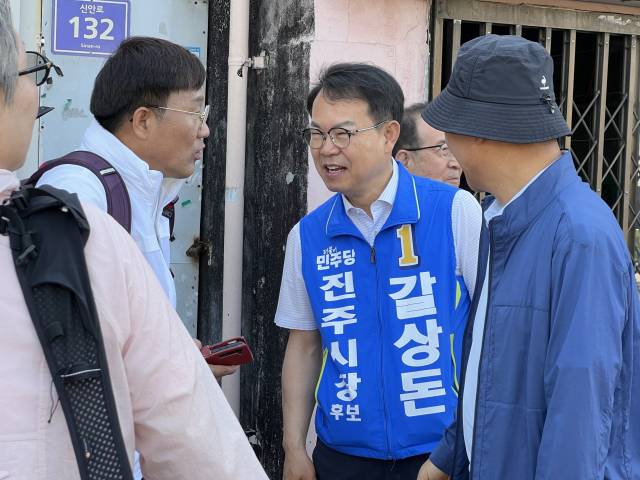 더불어민주당 갈상돈 후보가 18일 진주공설운동장 인근에서 시민들과 이야기를 하고 있다./갈상돈후보캠프/