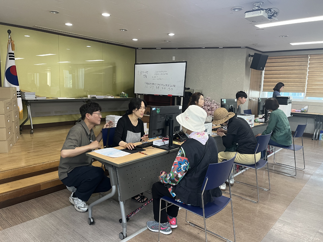 어르신들이 행정복지센터 직원들의 설명을 들으며 고유가 피해 지원금을 신청하고 있다. 김도경 기자
