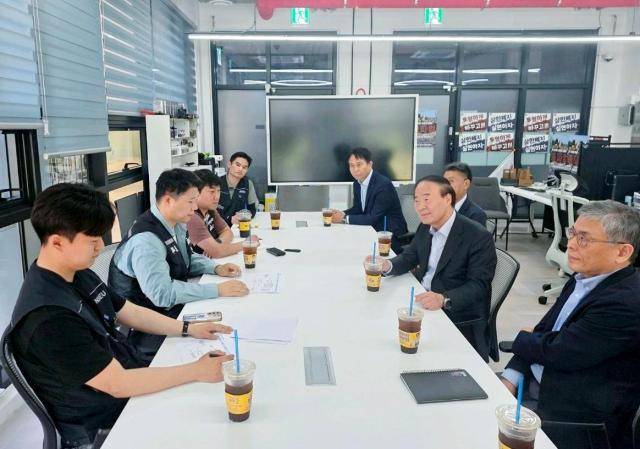 삼성전자 총파업 예고일이 사흘 앞으로 다가왔다. 지난 15일 삼성전자 디바이스솔루션(DS) 부문 사장단과 노조 지도부가 평택사업장에서 만나 협상하고 있다. [사진=연합뉴스]
