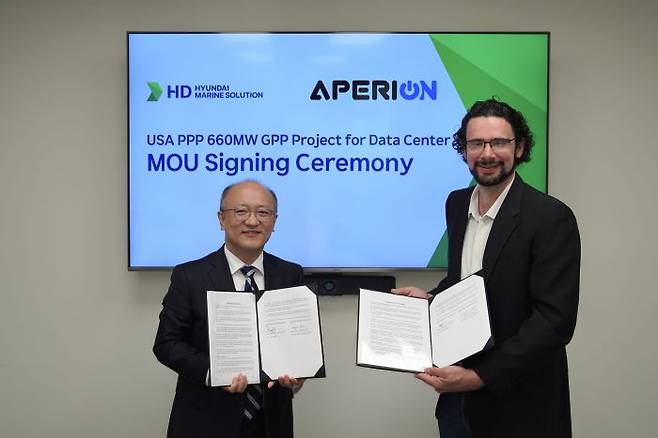 HD현대마린솔루션은 최근 미국 에너지 인프라 개발 기업 AEG(Aperion Energy Group)와 데이터센터 전력용 엔진 유지·보수를 위한 업무협약을 체결했다(왼쪽부터 HD현대마린솔루션 박영언 AM SOLUTION 부문장, AEG 아론 휠러(Aaron Wheeler) 최고경영자/제공=HD현대