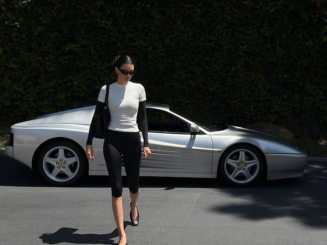 검정색 카프리 팬츠를 입고 있는 켄달 제너.(출처='@kendalljenner' 인스타그램 캡처)