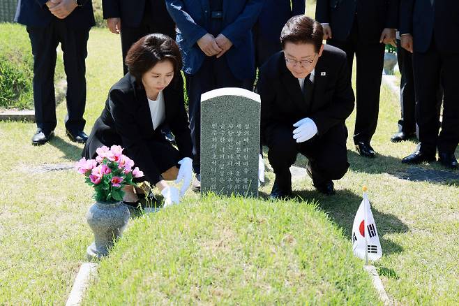 이재명 대통령이 18일 광주 북구 5·18 민주묘지에서 양창근 열사 묘소를 둘러보고 있다.(사진=연합뉴스)