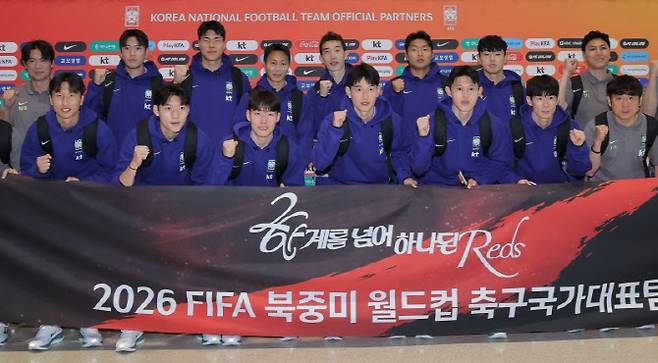 2026 북중미 월드컵에 출전하는 축구 국가대표팀 선수들이 18일 사전 훈련 캠프가 차려지는 미국 유타주 솔트레이크시티로 출국하기 전 인천국제공항 제2여객터미널에서 기념촬영을 하고 있다. 사진=연합뉴스