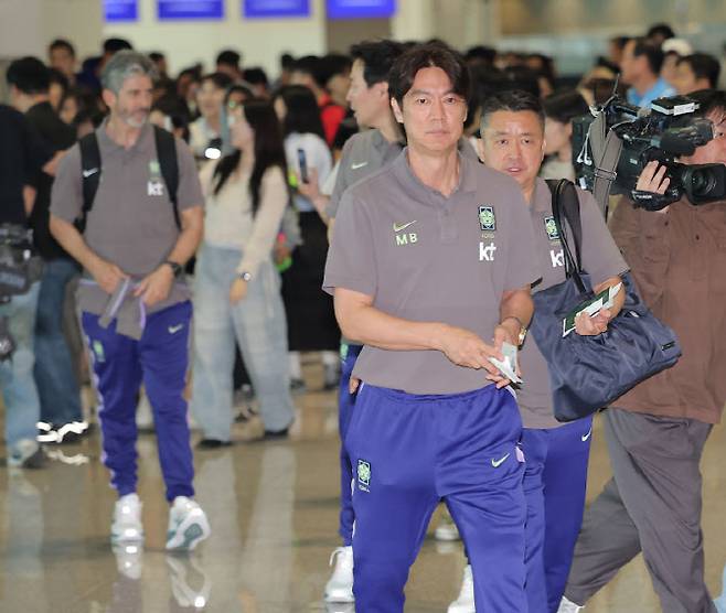 2026 북중미 월드컵에 출전하는 축구 국가대표팀 홍명보 감독이 18일 사전 훈련 캠프가 차려지는 미국 유타주 솔트레이크시티로 출국하기 위해 인천국제공항 제2여객터미널에서 이동하고 있다. 사진=연합뉴스