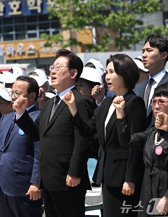 이재명 대통령이 18일 오전 광주 동구 5·18민주광장에서 열린 5·18 제46주년 기념식에서 참가자들과 임을위한행진곡을 부르고 있다. 2026.5.18 ⓒ 뉴스1 광주전남사진기자단
