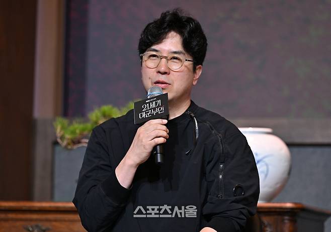 박준화 감독이 6일 조선 팰리스 서울 강남에서 열린 MBC 새 금토드라마 ‘21세기 대군부인’ 제작발표회에서 질문에 답하고 있다. 2026. 4. 6. 최승섭기자 thunder@sportsseoul.com