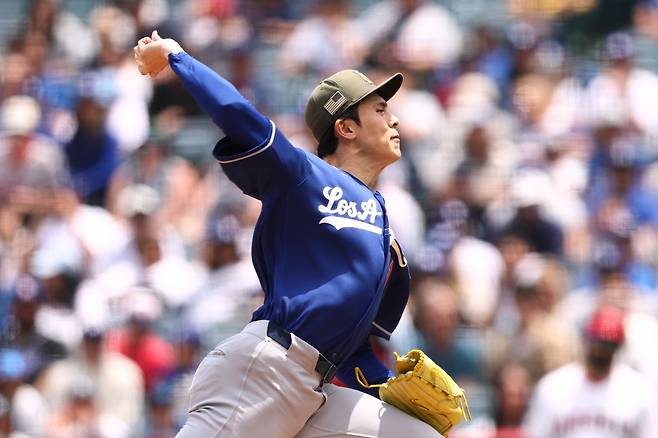 Los Angeles Dodgers pitcher Roki Sasaki throws to a Los Angeles Angels batter during the first inning of a baseball game, Sunday, May 17, 2026, in Anaheim, Calif. (AP Photo/Jessie Alcheh)        <저작권자(c) 연합뉴스, 무단 전재-재배포, AI 학습 및 활용 금지>