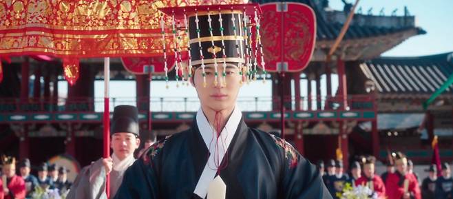 As the MBC drama *Perfect Crown* became embroiled in a controversy over historical negationism, lead actors Byeon Woo-seok and IU bowed their heads in apology to viewers through their respective statements. Both actors acknowledged that they had failed to deeply consider the historical context and accuracy of the work, expressing their sense of responsibility and remorse.Byeon Woo-seok apologized via his social media for not adequately examining the historical significance of the work and stated that he would approach his acting with greater caution in the future. IU also expressed her regret for failing to demonstrate responsible behavior as a lead actress, stating that she would humbly accept the viewers criticism and reflect on herself.This controversy stemmed from viewers pointing out that the use of the expression Cheonse (meaning a thousand years) and issues with the historical accuracy of the clothing in the kings coronation scene undermined Koreas independent status. The production team acknowledged the lack of historical accuracy and announced that they would revise the audio and subtitles for the problematic scenes.