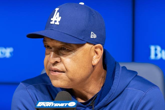 epa12863175 Los Angeles Dodgers manager Dave Roberts speaks to the media ahead of the MLB game between the Los Angeles Dodgers and Cleveland Guardians in Los Angeles, California, USA, 31 March 2026. EPA연합뉴스
