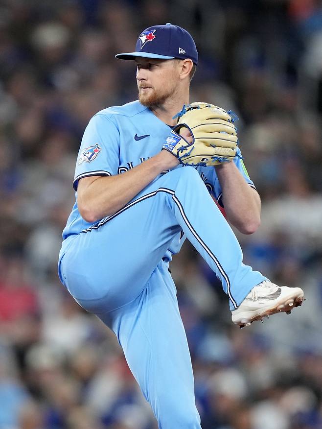 Toronto Blue Jays pitcher Eric Lauer (56) works against the Minnesota Twins during the first inning of a baseball game in Toronto, Saturday, April 11, 2026. AP연합뉴스