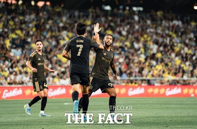 LAFC의 손흥민(7번)과 부앙가가 18일 내슈빌SC와 2026 MLS 원정경기에서 합작골을 기록한 후 하이파이브를 하고 있다./LAFC