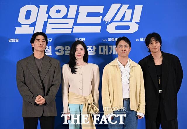 배우 엄태구와 박지현, 오정세, 강동원(왼쪽부터)이 18일 오후 서울 송파구 롯데시네마 월드타워에서 열린 영화 '와일드 씽' 언론시사회 및 기자간담회에 참석해 포즈를 취하고 있다. /이새롬 기자
