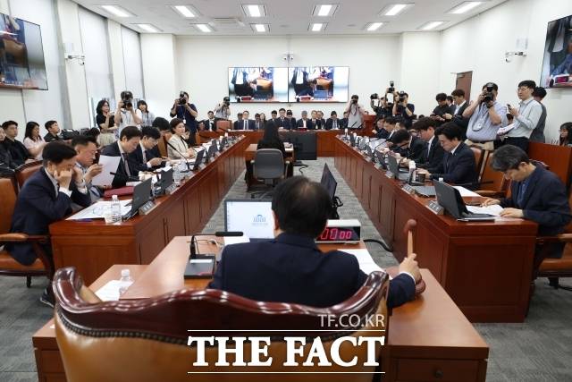 더불어민주당은 18일 광역급행철도(GTX)-A노선 삼성역 구간 시공 문제와 관련해 오세훈 서울시장을 공무원 등의 선거에 영향을 미치는 행위 금지 위반 혐의로 고발했다. 권칠승 국회 행안위원장이 18일 오전 서울 여의도 국회에서 열린 행정안전위원회 전체회의에서 의사봉을 두드리고 있다. /뉴시스