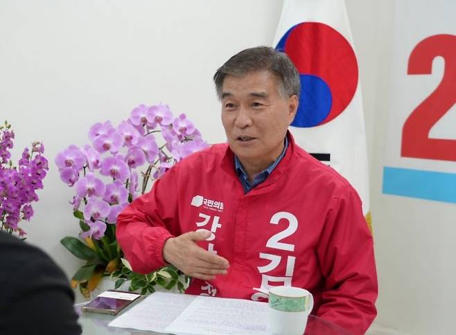 김현기 강남구청장 후보가 인터뷰에서 주요 공약에 대해 설명하고 있다. 선거사무소 제공.