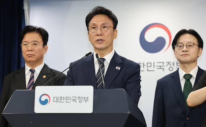 17일 서울 종로구 서울정부청사에서 김민석 국무총리가 삼성전자 파업과 관련해 대국민 담화를 발표하고 있다. /장경식 기자