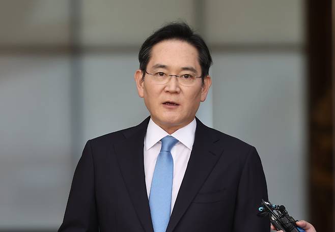 해외 출장을 마치고 귀국한 이재용 삼성전자 회장이 16일 서울 김포비즈니스항공센터(SGBAC)에서 삼성전자 노조의 파업과 관련해 입장을 밝히고 있다./연합뉴스
