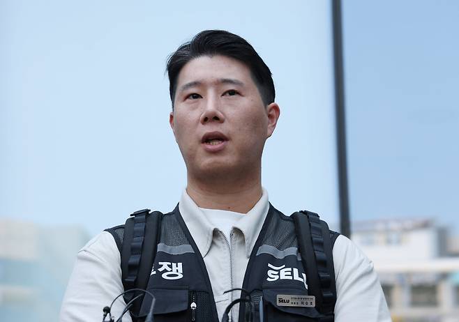 최승호 초기업노조 삼성전자지부 위원장이 13일 경기 수원시 영통구 수원지방법원에서 열린 삼성전자 노조 위법 쟁의행위 금지 가처분 신청 2차 심문을 마치고 나와 취재진의 질문에 답하고 있다. /뉴스1