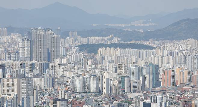 서울 남산에서 바라본 서울 시내 아파트 단지의 모습. /뉴스1