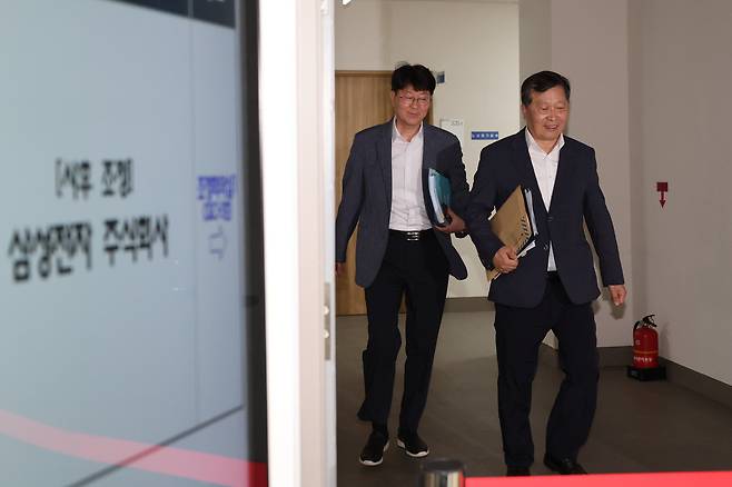 박수근 중앙노동위원장이 18일 정부세종청사 중앙노동위원회에서 열린 2차 사후조정 오전회의를 참관한 뒤 회의장에서 나오고 있다. 연합뉴스