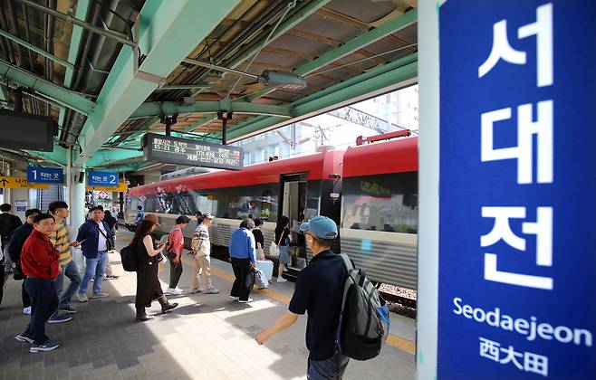 한반도 KTX 노선 구상이 알려지자 "정치가 철도를 휘게 하는 것 아니냐"는 우려도 나오고 있다. 사진은 서대전역을 통과하는 열차에 승객들이 탑승하고 있는 모습. 김영태 기자