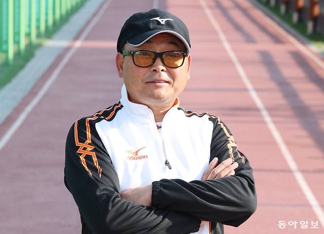 ‘국민 마라토너’ 이봉주가 경기 화성시 반월체육센터 트랙에서 팔짱을 끼고 카메라 앞에 섰다. 2020년 ‘근육긴장이상증’에 걸려 고생했지만 훌훌 털고 일어났다. 요즘 매일 뛰며 주말엔 전국의 마라톤대회에 초청받아 5∼10km를 달리고 있다. 화성=신원건 기자 laputa@donga.com