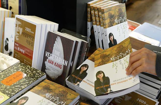 소설가 한강의 연작소설 ‘채식주의자(The Vegetarian)’가 세계 3대 문학상에 꼽히는 영국의 맨부커상 인터내셔널 부문 올해 수상작에 선정되는 쾌거가 전해진 17일 서울 종로구 교보문고 광화문점에 수상작 ‘채식주의자’를 비롯한 한강의 출간작들이 함께 놓여 있다. 맨부커상은 노벨문학상, 프랑스 공쿠르상과 함께 ‘세계 3대 문학상’으로 불리는 영어권 최고 권위의 문학상으로, 국내 작가의 해외 유수 문학상 수상은 이번이 처음이다. 2016.5.17 뉴스1