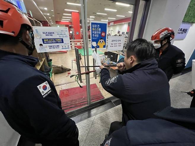 지난 2022년 서울 한 스포츠센터에 들어온 멧돼지에 출동반이 마취총을 쏘고 있다. 서울시 제공