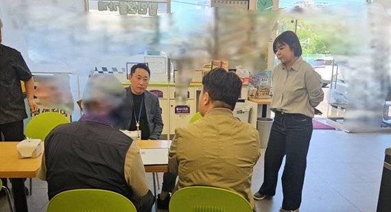 자치경찰은 편의점을 거점으로 관광객을 모집하고 수수료를 편의점 매출로 위장한 무등록 여행업자를 관광진흥법 위반 혐의로 조사하고 있다. /사진=제주특별자치도 자치경찰단 제공