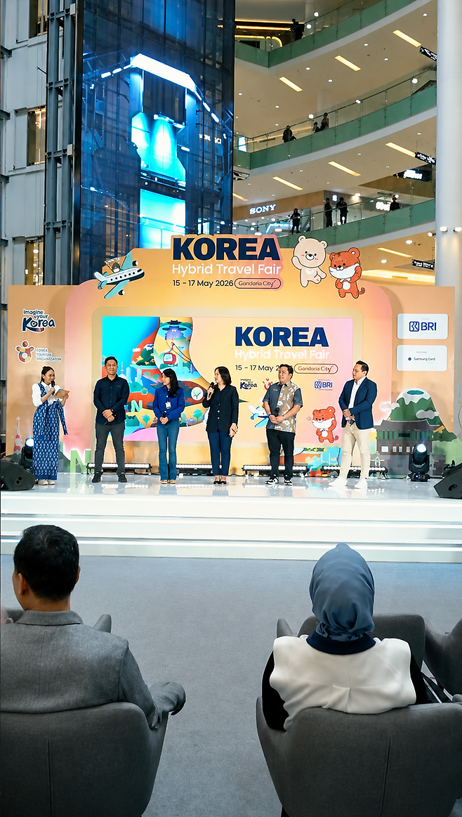 한국관광공사(KTO) 자카르타지사가 15~17일 자카르타 간다리아시티몰에서 ‘코리아 하이브리드 트래블 페어 2026’을 개최한 가운데, 행사 참가자들이 한국 관광 및 여행 프로그램을 소개하고 있다. KTO 인스타그램 갈무리