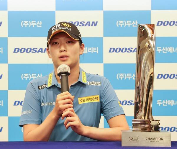 2026년 한국여자프로골프(KLPGA) 투어 제18회 두산 매치플레이 결승전에서 최은우 프로를 제치고 우승한 방신실 프로가 우승 인터뷰 하는 모습이다. 사진제공=KLPGA (사진을 무단으로 사용하지 마십시오.)