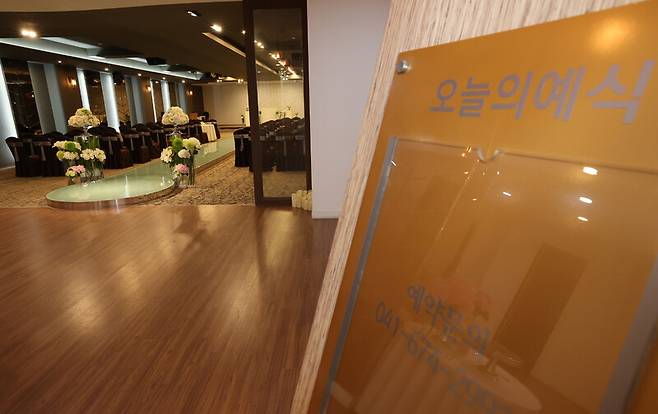 지난 1일 충남 태안군 읍내에 있는 동문예식장이 텅 비어있다. 예식장은 지난해 문을 닫고, 이미 예약된 예식만 진행하고 있다. 최현수 기자 emd@hani.co.kr