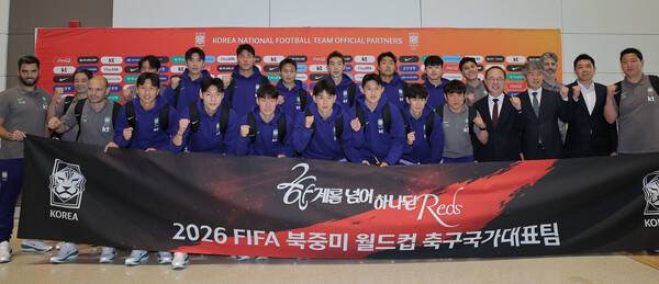 홍명보 감독을 비롯한 축구대표팀 1진이 18일 사전 훈련 캠프가 열리는 미국 유타주 솔트레이크시티로 출국하기 전 인천공항에서 선전을 다짐하고 있다. 연합뉴스