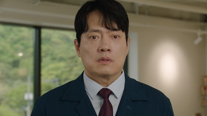 In the KBS drama Recipe for Love, So Yi-hyun, playing the role of Cha Se-ri, confirmed that Park Ri-won, playing the role of Choi Min-seo, was her biological daughter and shared a tearful embrace. During this scene, Hyungmook Kim, playing the role of Yang Dong-ik, witnessed the reunion, heightening the tension of the drama.In the broadcast, after learning that Choi Min-seos English name was Veronica, Cha Se-ri received news through a convent that her daughter had come to Korea. Later, Cha Se-ri discovered a childhood photo of Choi Min-seo and, convinced that she was her biological mother, wept uncontrollably.Meeting Choi Min-seo with the help of Yang Eun-bin, Cha Se-ri confessed that she was the biological mother who gave her the name Veronica, leading to a touching reunion. However, the fact that Yang Dong-ik was watching their emotional reunion raised curiosity about the future developments of the story.