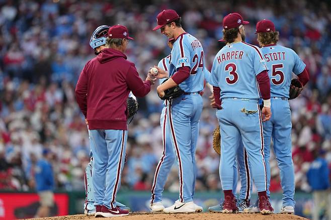 <yonhap photo-4304=""> Philadelphia Phillies pitcher Andrew Painter (24) is released by Phillies interim manager Don Mattingly during the fourth inning of a baseball game against the Athletics, Thursday, May 7, 2026, in Philadelphia. (AP Photo/Matt Rourke)/2026-05-08 09:23:20/ <저작권자 ⓒ 1980~2026 ㈜연합뉴스. 무단 전재 재배포 금지, AI 학습 및 활용 금지></yonhap>