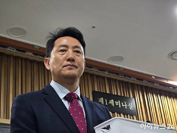 오세훈 국민의힘 서울시장 후보가 18일 서울 여의도 국회 의원회관에서 열린 '이재명 정부 1년 부동산정책 평가 및 향후 과제 세미나'에 참석한 직후 기자들과 만나고 있다. [사진=김한빈 기자]