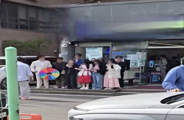 무등록 여행업 알선 거점 장소인 편의점 앞에 집결해 '원판 돌리기'를 하는 모습 (제주자치경찰단 제공)