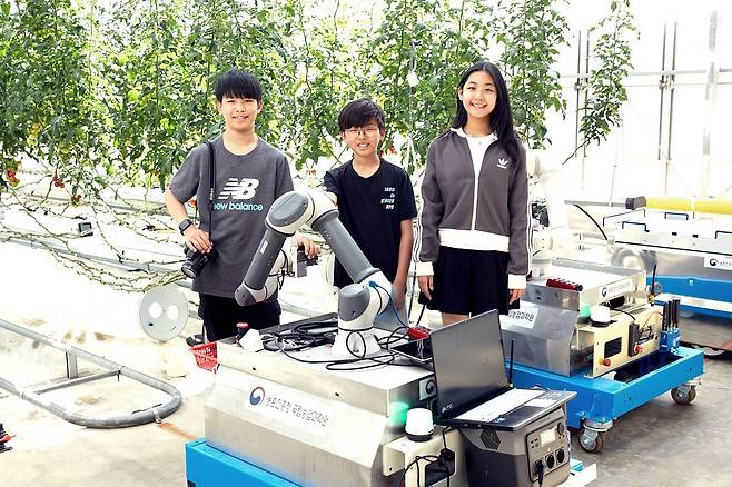 정우빈(경기도 홈스쿨링 6)·이한호(경기도 홈스쿨링 6)·김민영(충북 충북여중 2·왼쪽부터) 학생기자가 전북 완주군에 있는 국립농업과학원을 찾아 농업용 로봇에 대해 살폈다.